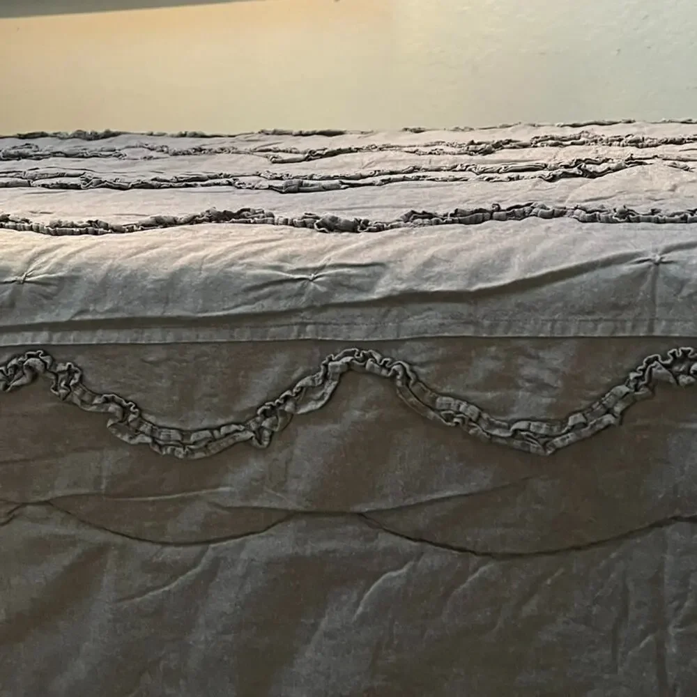 Pottery Barn Teen Emily & Meritt Scallop Ruffle Twin Quilt Comforter Charcoal